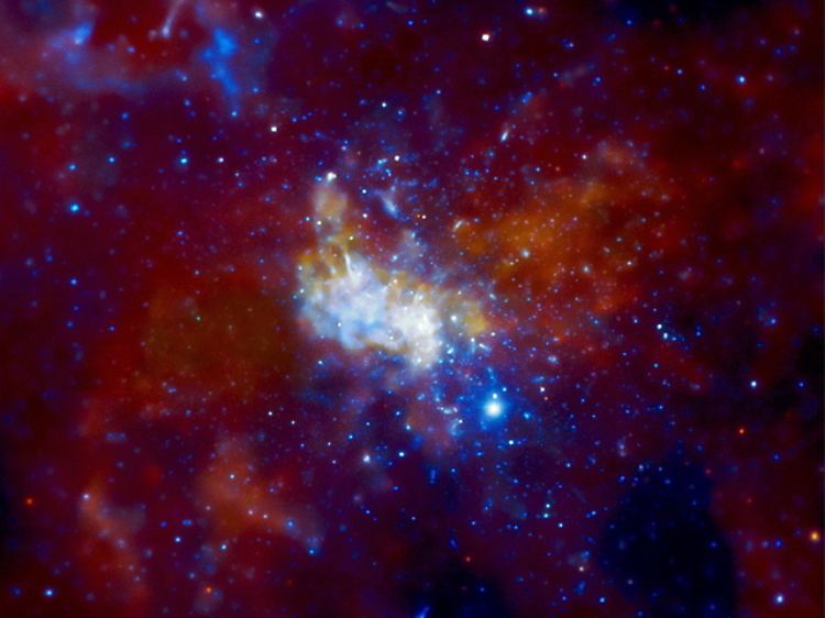 Aufnahme von "Chandra" vom Zentrum der Milchstraße mit einem supermassiven schwarzen Loch, bekannt als Sagittarius A*, in der Mitte.