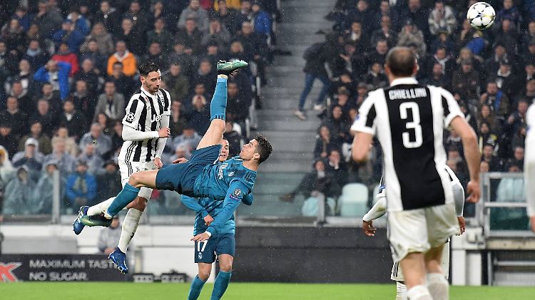 Ab ins Glück: Cristiano Ronaldo hebt ab.