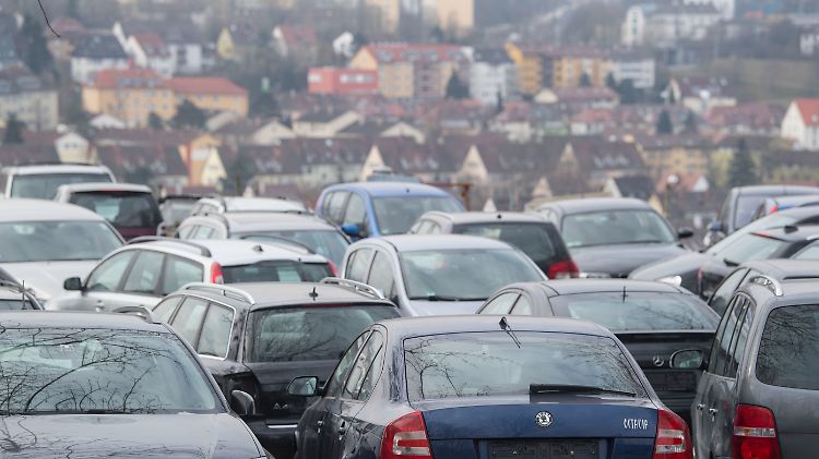 Der Diesel-Anteil bei den Neuzulassungen sinkt: Altfahrzeuge auf dem Hof eines Verwertungsbetriebs in Stuttgart.