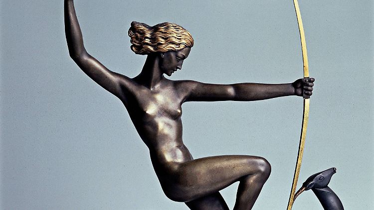 Als Statue geht die Jagdgöttin Diana in Ordnung - als Tattoo auf dem Unterarm eines Polizisten jedoch nicht.