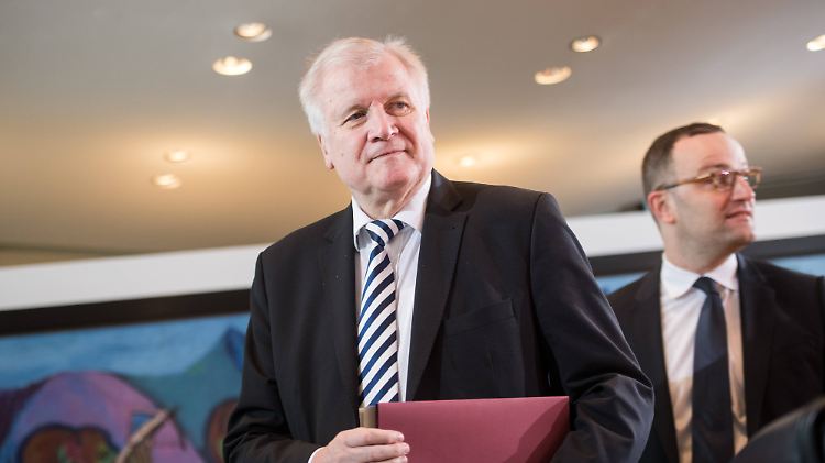 Horst Seehofer bei einer Kabinettssitzung am 28. März. Der neue Gesetzesentwurf aus seinem Ministerium erregt Unmut bei den Koalitionspartnern.