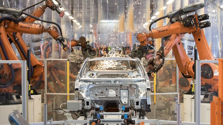 Roboter in der Produktionshalle eines Volkswagen-Werks.