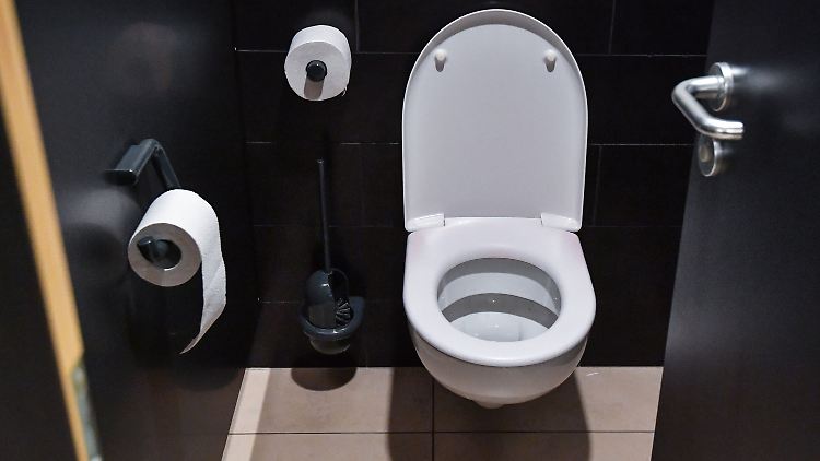 Der Besuch auf der Toilette der Arbeitsstelle ist privat und daher nicht über die Berufsgenossenschaft versichert.