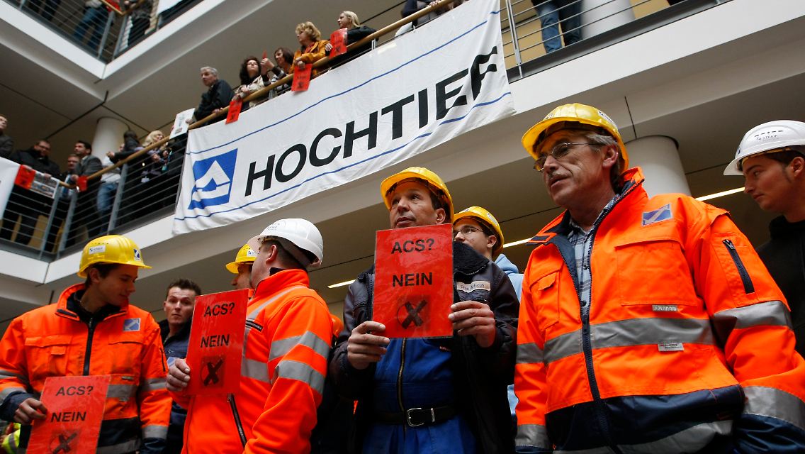 Hochtief-Mitarbeiter haben einen klaren Standpunkt: Sie sind gegen die Übernahme des Konzerns durch ACS.