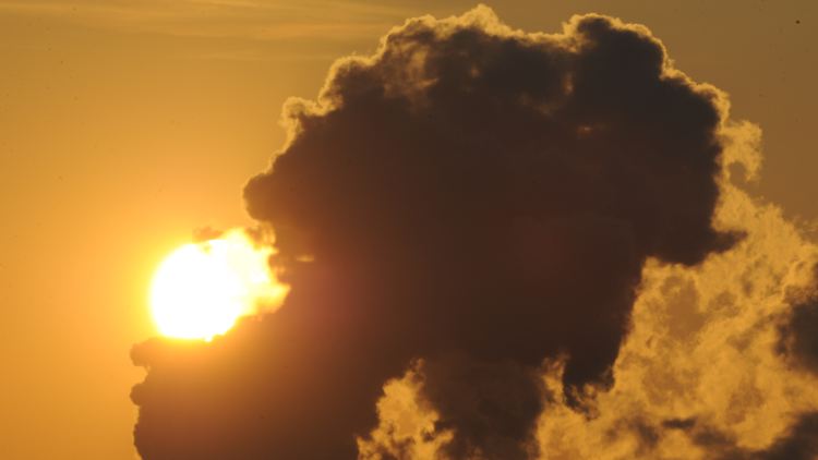 Die Sonne durchläuft regelmäßig einen etwa elfjährigen Aktivitätszyklus, in dem sich Zeiten hoher Sonnenaktivität mit Phasen geringer Aktivität abwechseln.