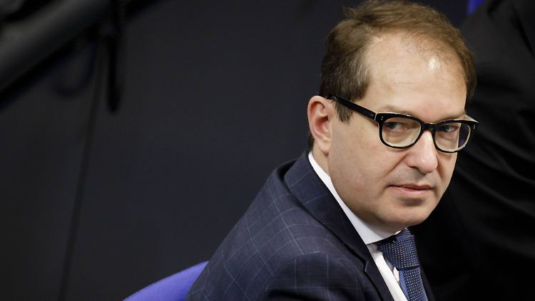 Dobrindt: Wer mit Klagen versuche, die Abschiebung von Kriminellen zu verhindern, arbeite nicht für das Recht auf Asyl, sondern gegen den gesellschaftlichen Frieden. 