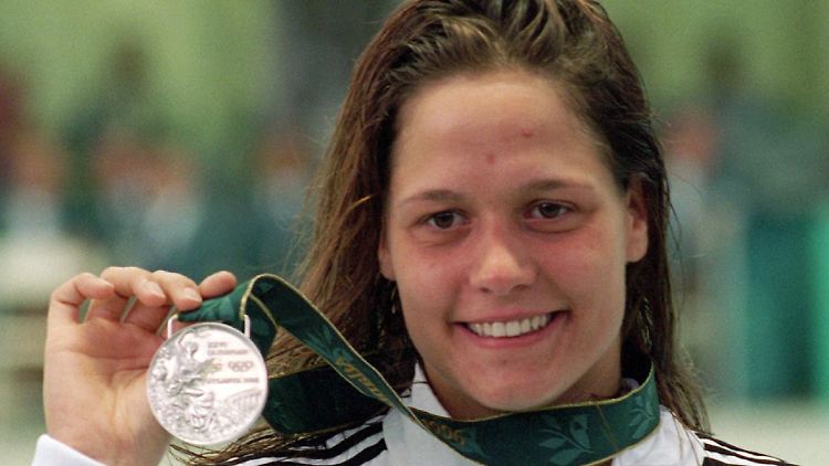 Stolz hält Sandra Völker 1996 ihre Silbermedaille der Olympischen Sommerspiele in Atlanta in die Kamera - die ist nun weg.