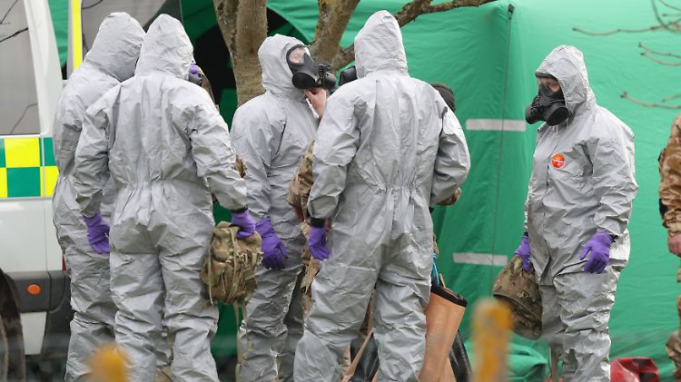 Soldaten schützen sich während der Ermittlungen mit Schutzanzügen vor dem Nervengift.