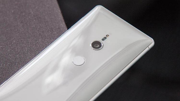 Das Sony Xperia XZ2 hat einen gewölbten Rücken aus Glas. 