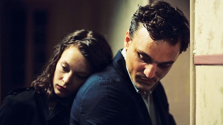 Georg und Marie beginnen eine Affäre - dabei gibt er sich als ihr verstorbener Mann aus.