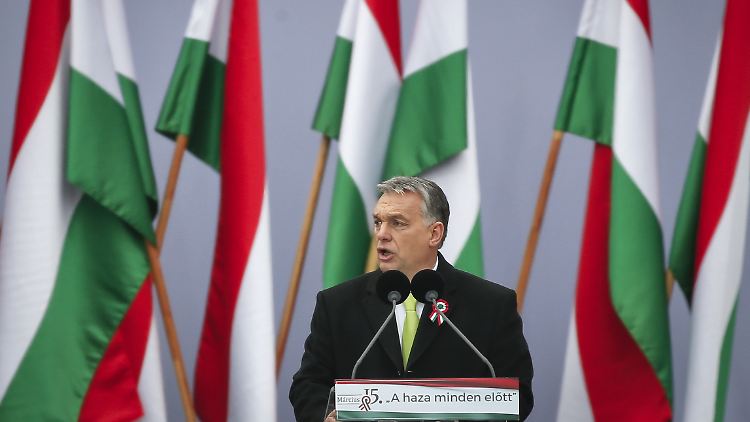 Ungarns Regierungschef Viktor Orbán hofft erneut auf eine Zweidrittelmehrheit für seine rechts-nationalistische Fidesz-Partei am Wahlsonntag. Doch neuste Enthüllungen könnten ihm einen Strich durch die Rechnung machen. 
