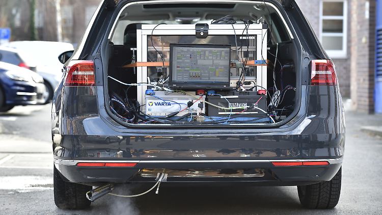 Aufwändige Schadstoffmessung: Ein Pkw mit einem 150-PS-Diesel-Motor, Abgasnorm Euro 6, steht mit Prüftechnik ausgerüstet bereit zur Testfahrt.