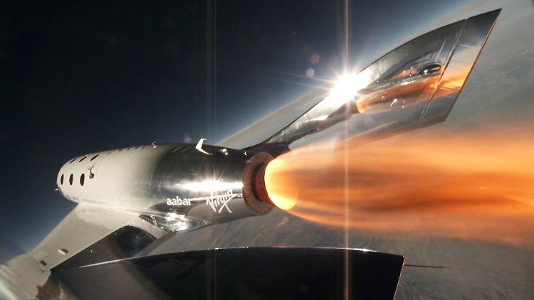 Das Raketentriebwerk beschleunigt die "VSS Unity" bis auf Überschallgeschwindigkeit.