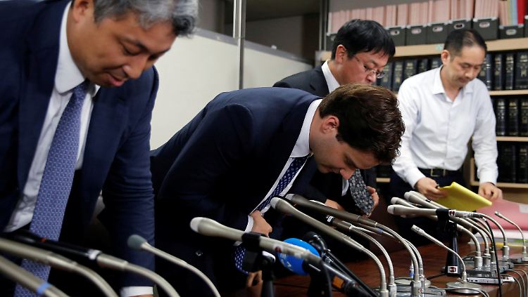 Juli 2017: Mark Karpeles verneigt sich bei einer Pressekonferenz im Justizministerium in Tokio.