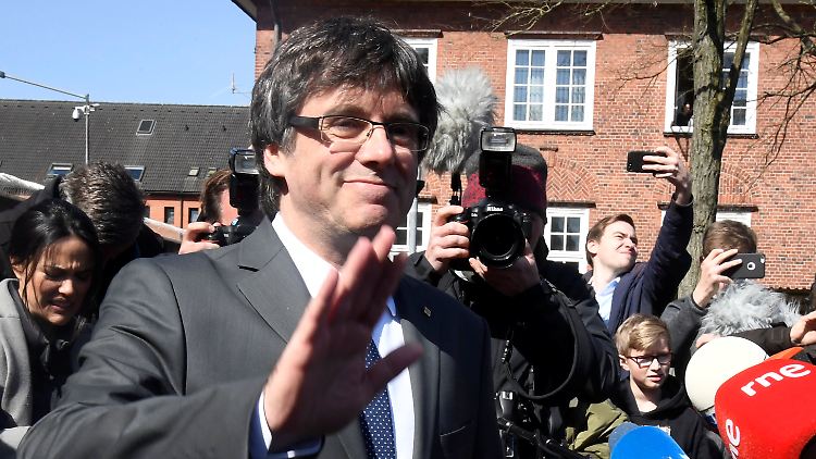 Carles Puigdemont berim Verlassen der JVA Neumünster.