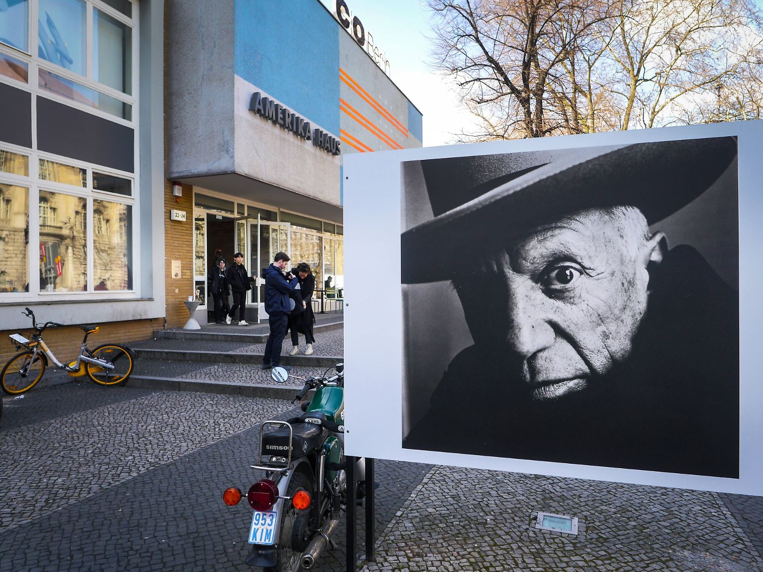 Das C/O Berlin ist eine renommierte Fotogalerie und kein Boulevardblatt - wenn sie eine Ausstellung mit "Der Jahrhundertfotograf" ankündigt, ist das also keine marktschreierische Übertreibung.