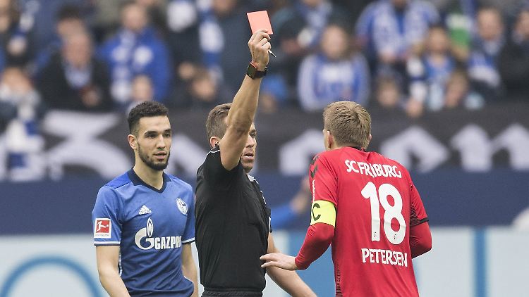 Was, ich? Nils Petersen scheint erstaunt, dass Schiedsrichter Tobias Stieler ihm die Gelb-Rote Karte zeigt.