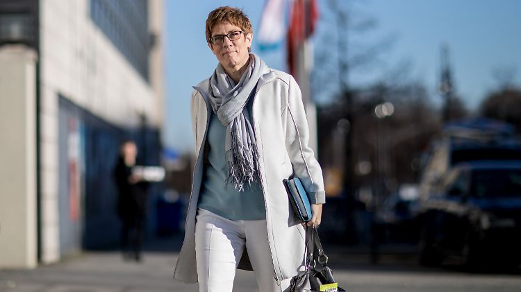 Holt als Chefin der CDU-Parteizentrale eine Reihe neuer Köpfe an Bord: Annegret Kramp-Karrenbauer.