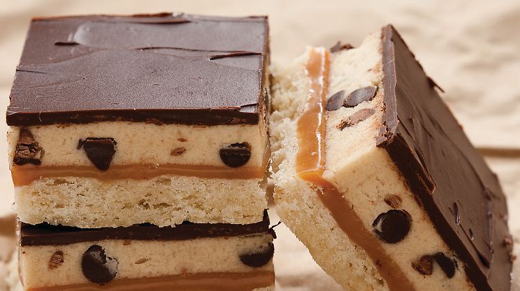 Mit Cookie Dough schmecken Billionaire Bars viel besser als die typisch amerikanischen Schnitten ohne den rohen Teig.