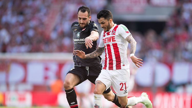 Kölns Leonardo Bittencourt (r) und der Mainzer Levin Öztunali schenken sich nichts.