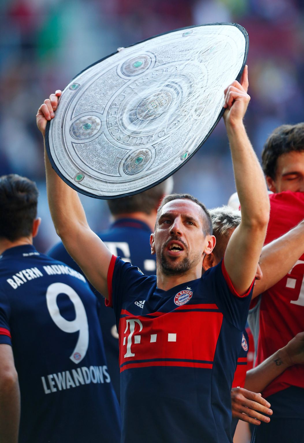 Da ist das Ding - zwar nur aus Pappe, aber Franck Ribéry freut sich dennoch.