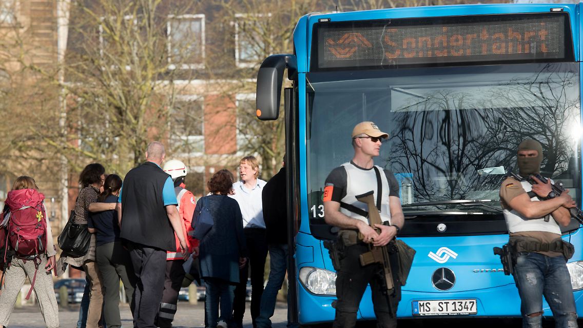 Sonderbusse brachten derweil unverletzte Passanten in Sicherheit.