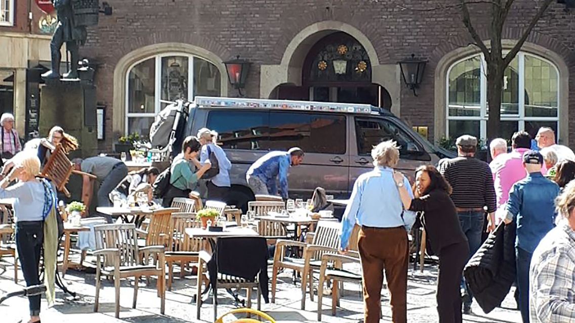 Bei dem Auto handelt es sich offenbar um einen Campingbus.