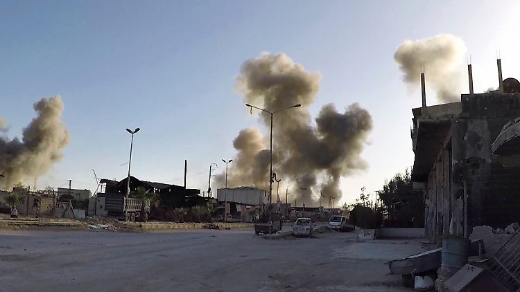Ein Luftangriff der syrischen Regierungskräfte auf die Stadt Duma Anfang April. Das Assad-Regime soll hier auch Giftgas eingesetzt haben.