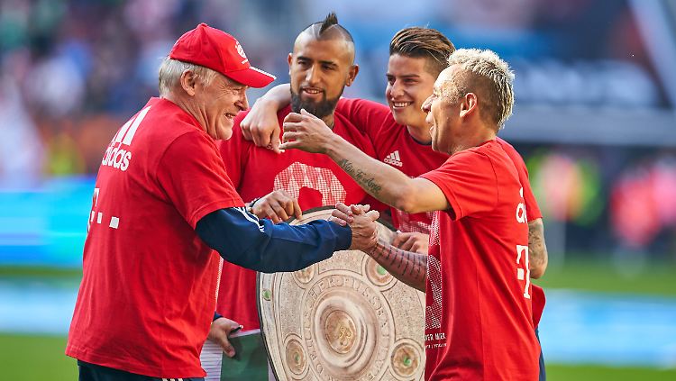 Hoch die Pappe: Ko-Trainer Hermann Gerland, Arturo Vidal, James Rodríguez und Rafinha.