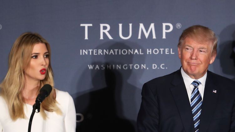 Donald Trump mit seiner Tochter Ivanka - die trotz ihres Einflusses im Weißen Haus ihre Geschäfte weiter betreibt - bei der Eröffnung des Hotels in Washington.