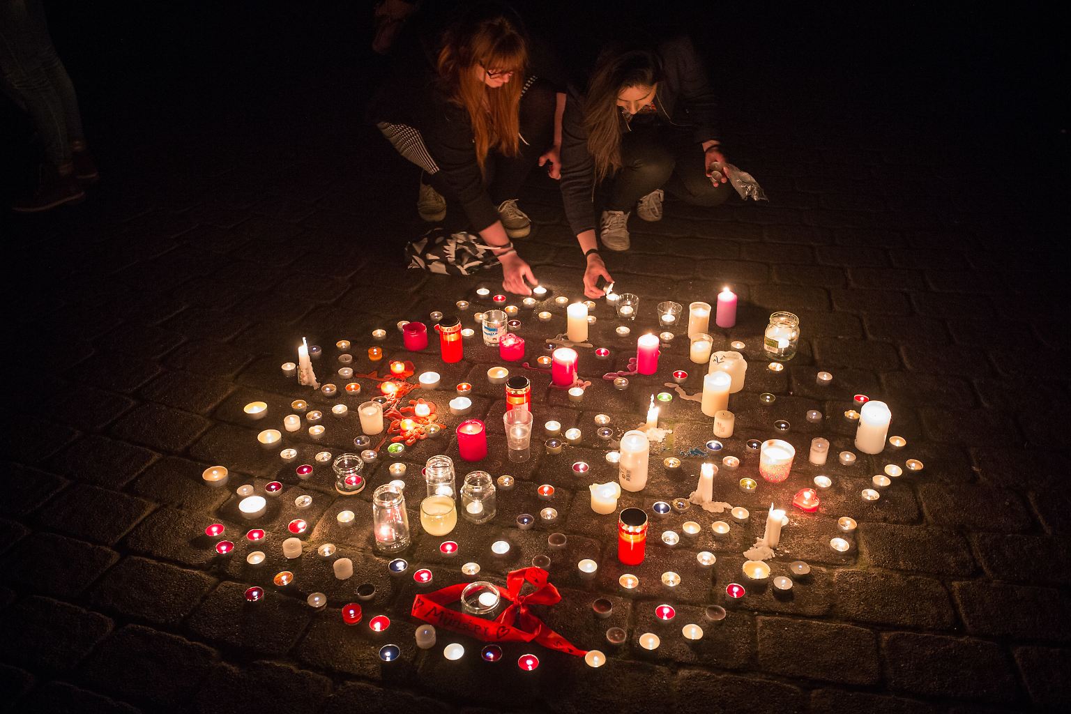 In der Münsteraner Innenstadt werden am Samstagabend Kerzen entzündet, Menschen finden zum gemeinsamen Trauern zusammen, nachdem ...