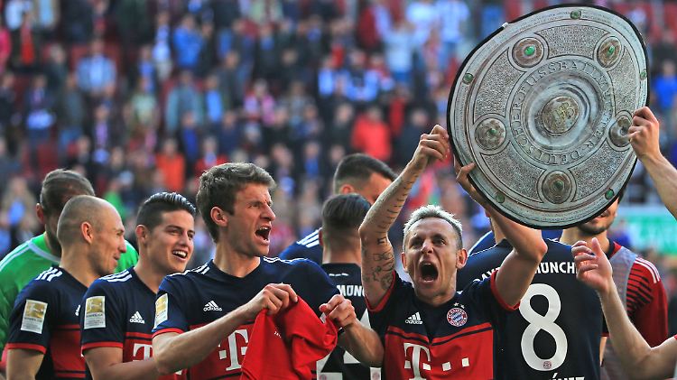 Hurra, wieder Meister: Die Sau lässt der Fc Bayern in Augsburg allerdings drin.
