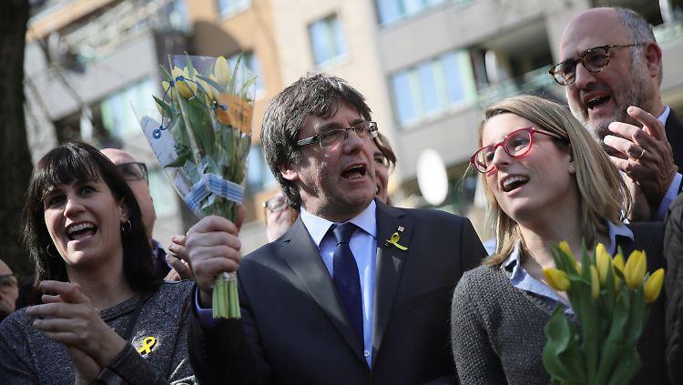 Will nach seiner Freilassung vorerst in Berlin bleiben: Carles Puigdemont (Mitte).