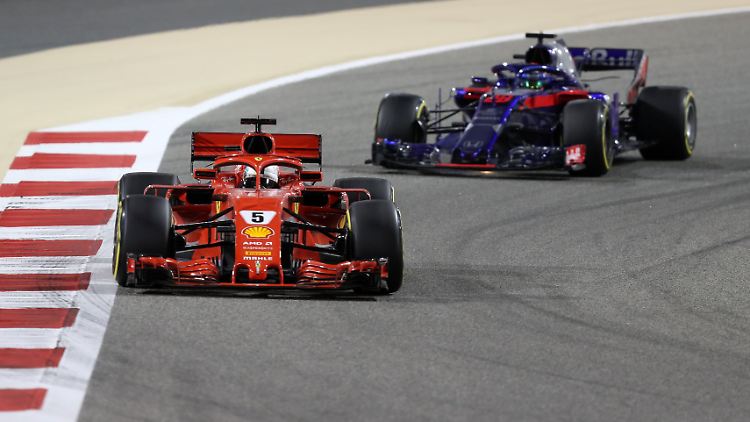 Vorneweg:  Sebastian Vettel im Ferrari.