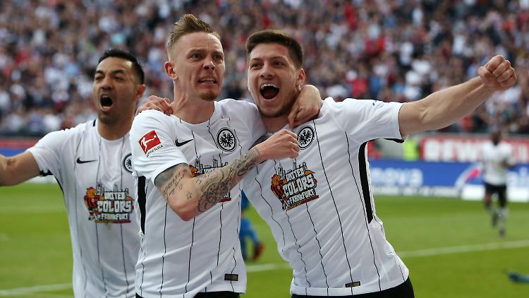 Luka Jovic (r.) bejubelt seinen Führungstreffer. Kurz darauf muss er aber verletzt vom Platz.