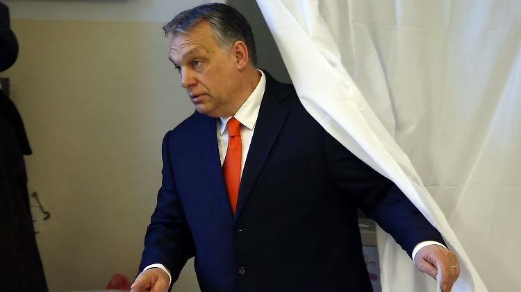 Die Allianz von Fidesz und EVP ist umstritten, da die Partei von Ungarns Ministerpräsident Orban einem Parlamentsbericht zufolge den Rechtsstaat aushöhlt.