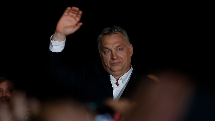 Sichtlich geschafft präsentierte sich Orban in der Nacht seinen Anhängern.