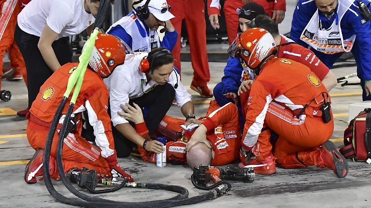 Der Ferrari-Mechaniker Francesco Cigarini wurde unmittelbar nach dem Unfall von seinen Teamkollegen betreut.