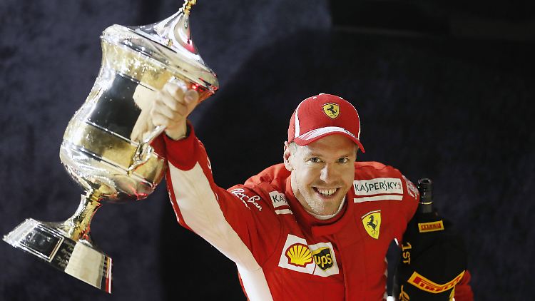 Ein Pokal, ein Pokal: Sebastian Vettel.