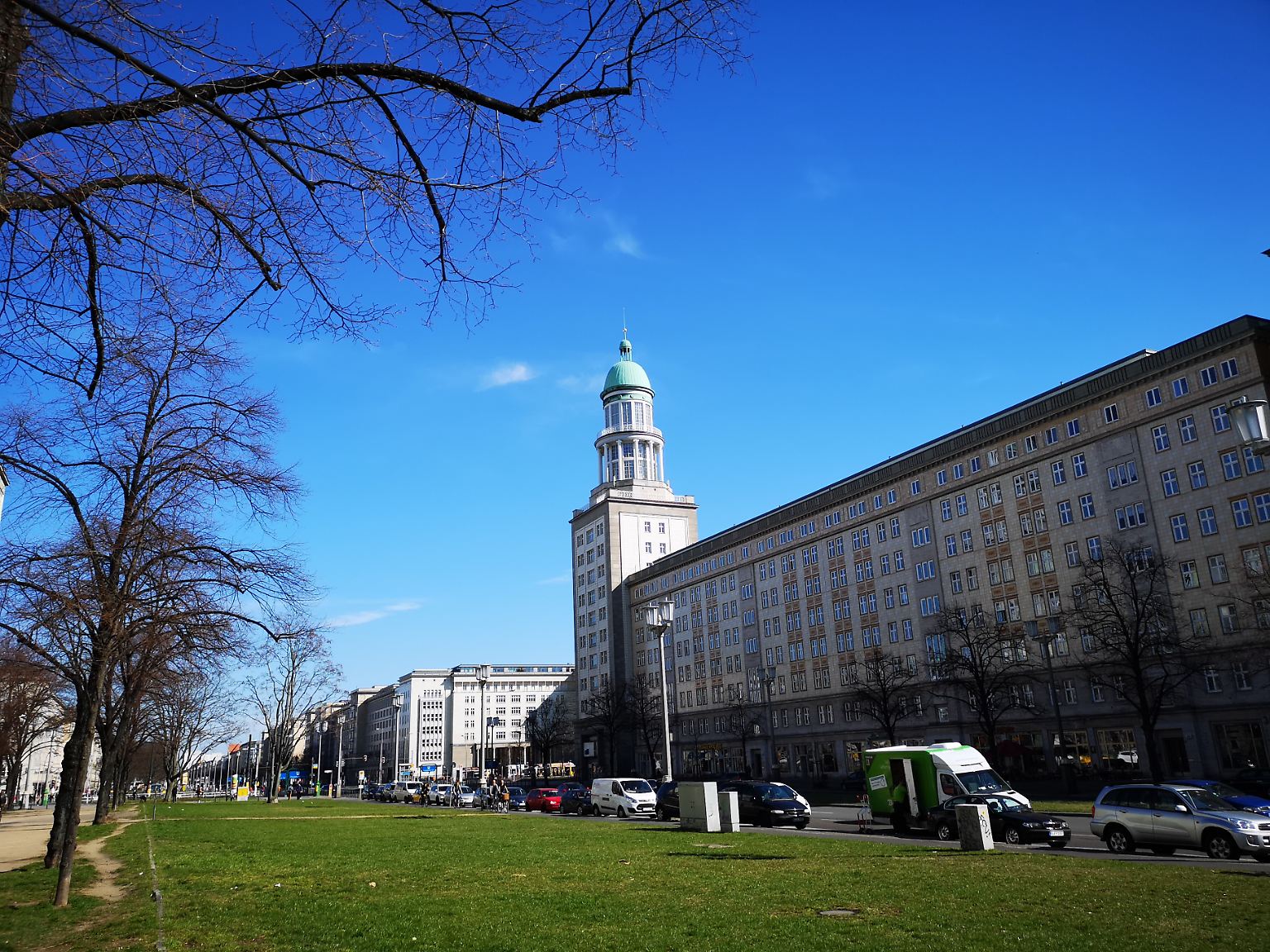 Das Huawei P20 Pro ist das erste Smartphones mit drei Kameras auf der Rückseite. Eine von ihnen ist eine Tele-Linse. Hier das Frankfurter Tor in Berlin im Standard-Modus fotografiert.