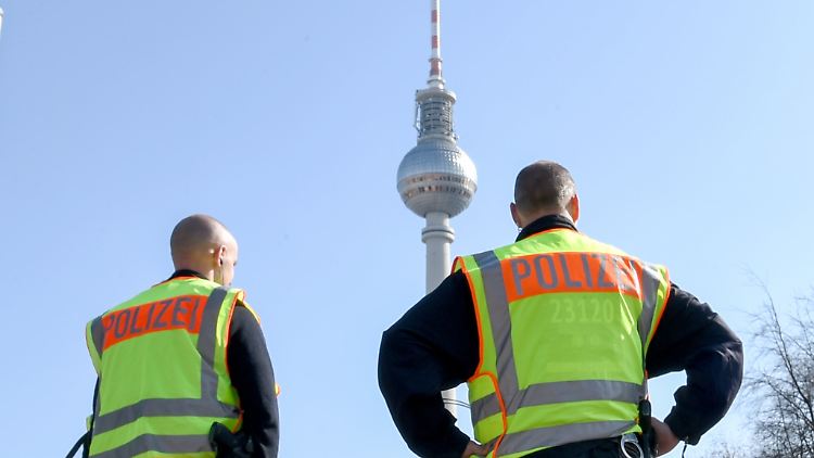 Polizisten stehen an der Halbmarathonstrecke in Berlin.