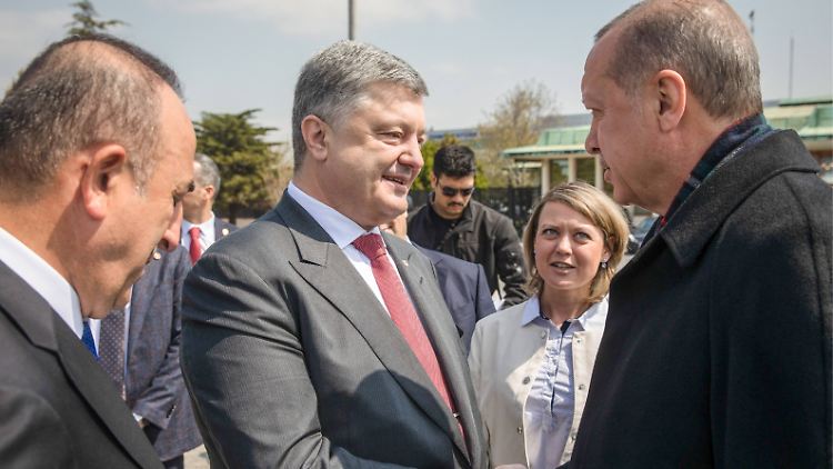 Der ukrainische Präsident Poroschenko traf in Istanbul mit Außenminister Cavusoglu (l.) sowie mit Staatschef Erdogan (r.) zusammen.