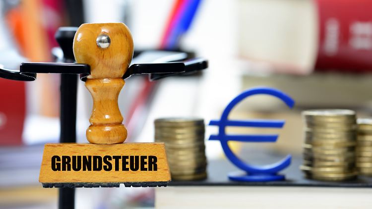 Die Grundsteuer betrifft alle: Entweder zahlt der Grundstückseigentümer oder bei vermietetem Besitz der Mieter.