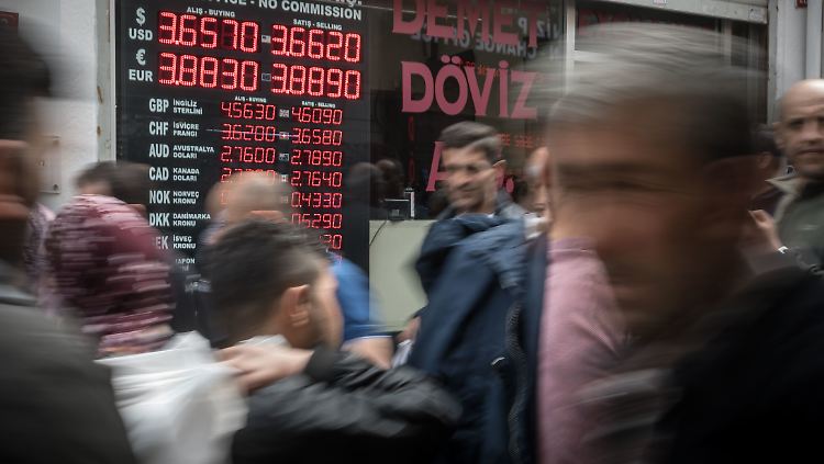 Seit geraumer Zeit fällt der Kurs der Lira stark. 