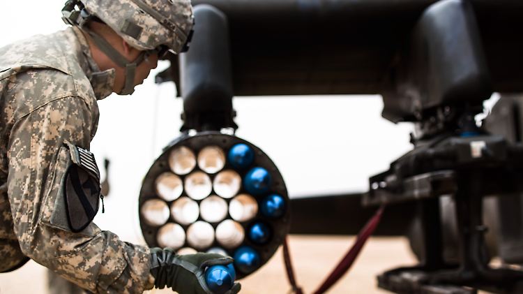 Entwickelt für das US-Militär: APKWS-Lenkraketen werden in herkömmliche Abschussvorrichtungen geladen.