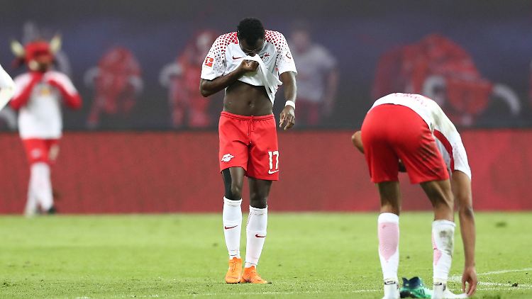 Symbolbild "Enttäuschung nach der Niederlage": Leipziger Bruma und Dayot Upamecano.