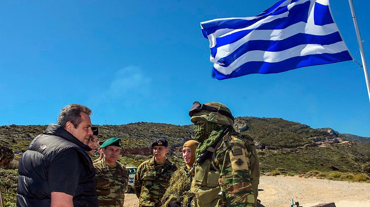 Griechisches Militär an der Grenze zur Türkei: Athens Verteidigungsminister Panos Kammenos, hier bei einem Truppenbesuch Anfang April.