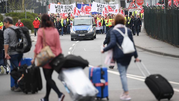 Reisende und Demonstranten in Frankfurt am Main