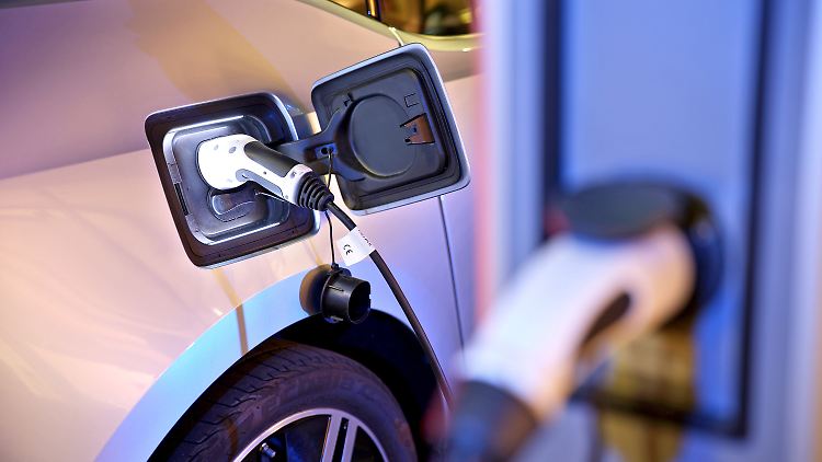 Ein elektrisch angetriebener BMW i3 lädt an einer Ladesäule in der Leipziger Innenstadt.