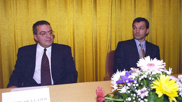 Herausgeber Lajos Simicska (links) und Ministerpräsident Viktor Orban im Jahr 1999. Damals waren beide noch gut befreundet.